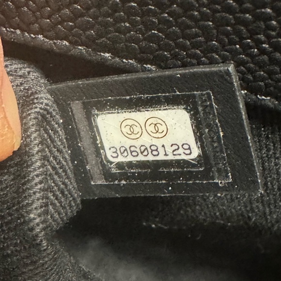 CHANEL
Caviar Diamond Stitched Small Top
Handle Flap Black - Picture 5 of 9